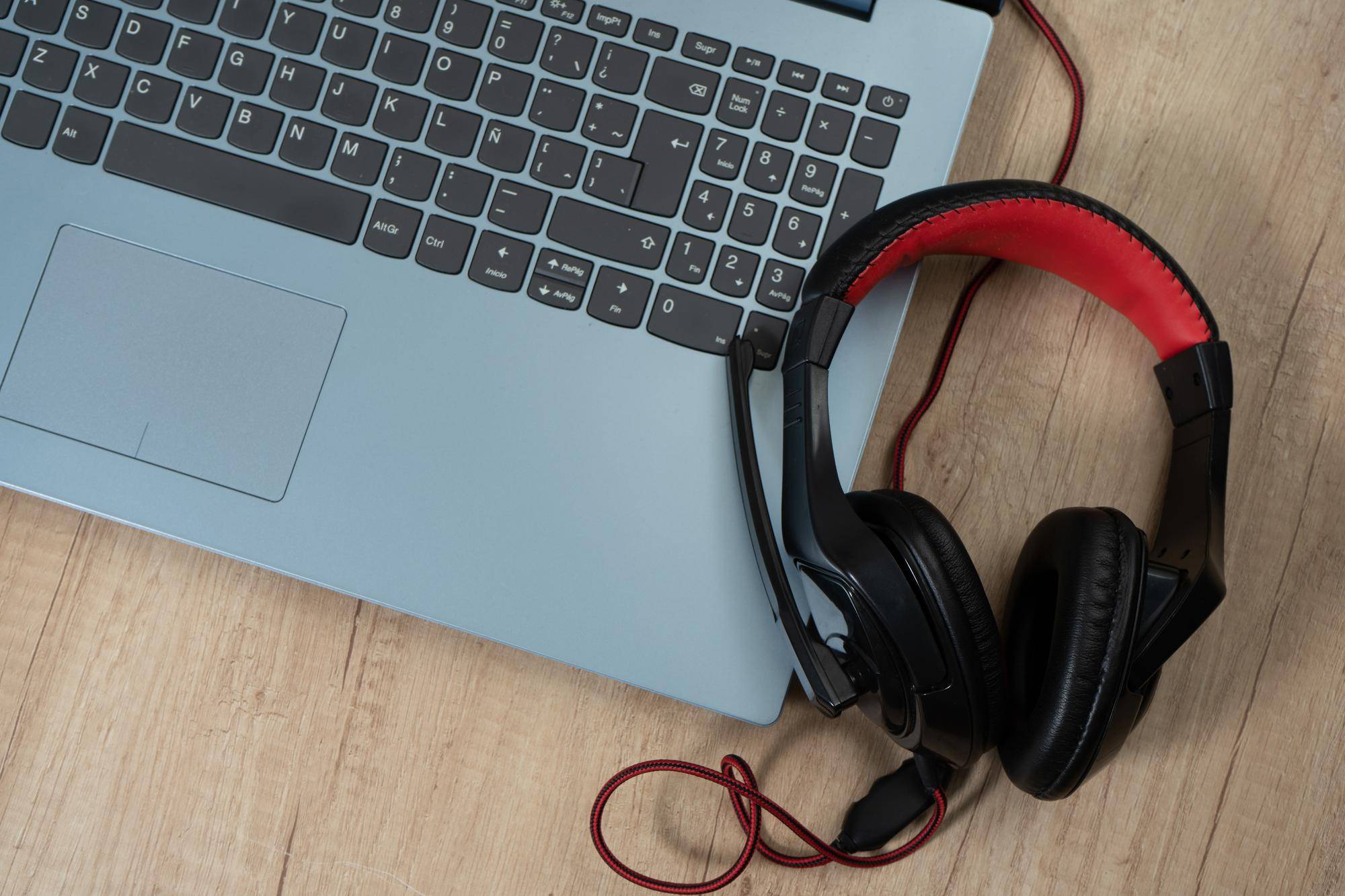 Jakie słuchawki z mikrofonem do laptopa sprawdzą się podczas pracy i rozrywki?